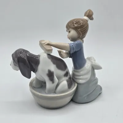 LOT 23L: Retired Lladró Bashful Bather Porcelain Figurine