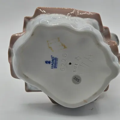 LOT 31L: Retired Porcelain Figurine Lladró "New Arrival"