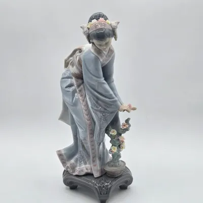 LOT 12L: Retired Lladró "Mayumi" Porcelain Figurine