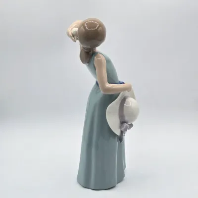 LOT 37L: Vintage Lladró "Prissy" Porcelain Figurine
