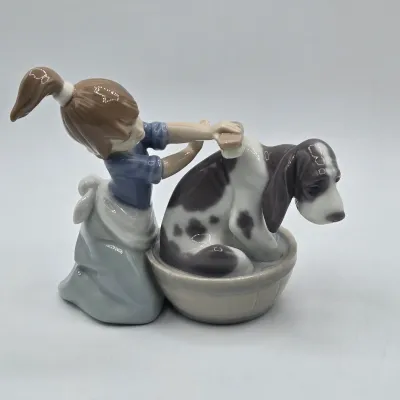 LOT 23L: Retired Lladró Bashful Bather Porcelain Figurine