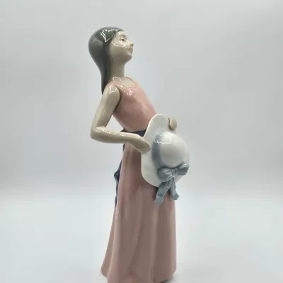 LOT 38L: Retired Lladró "The Dreamer" Porcelain Figurine