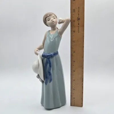 LOT 37L: Vintage Lladró "Prissy" Porcelain Figurine
