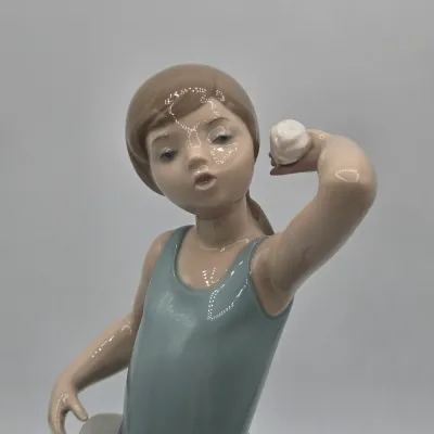 LOT 37L: Vintage Lladró "Prissy" Porcelain Figurine