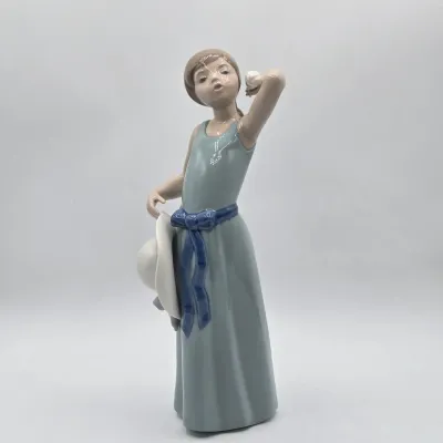 LOT 37L: Vintage Lladró "Prissy" Porcelain Figurine