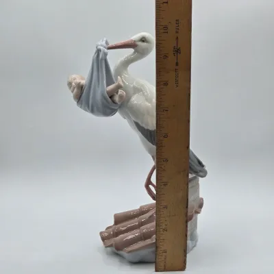 LOT 31L: Retired Porcelain Figurine Lladró "New Arrival"