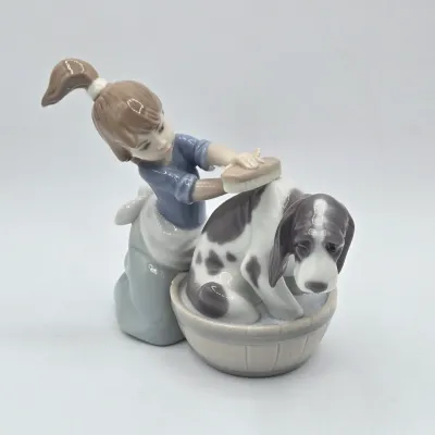 LOT 23L: Retired Lladró Bashful Bather Porcelain Figurine