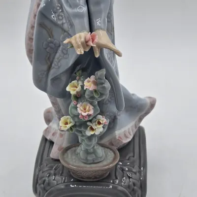 LOT 12L: Retired Lladró "Mayumi" Porcelain Figurine