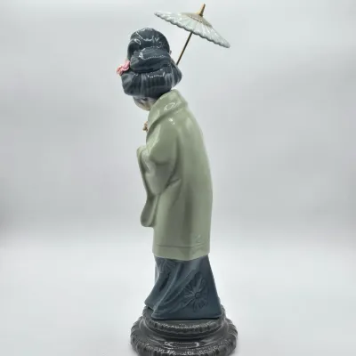 LOT 10L: Lladró "Oriental Spring" Porcelain Figurine
