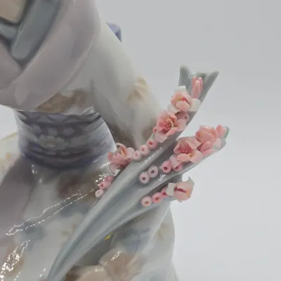 LOT 13L: Retired Lladró "Kiyoko" Geisha Figurine Sculpted by Salvador Debón and Produced in Spain