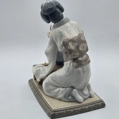 LOT 11L: Retired Lladró Porcelain Figurine Titled "Japanese Girl Decorating"
