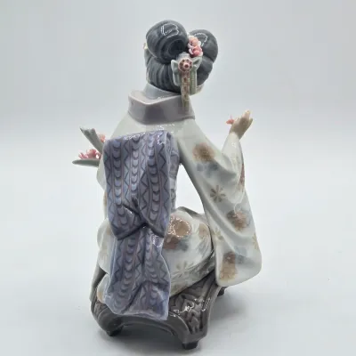 LOT 13L: Retired Lladró "Kiyoko" Geisha Figurine Sculpted by Salvador Debón and Produced in Spain
