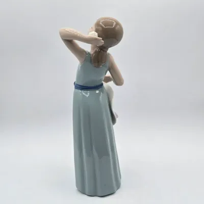 LOT 37L: Vintage Lladró "Prissy" Porcelain Figurine