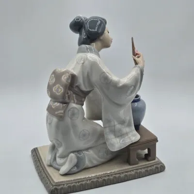 LOT 11L: Retired Lladró Porcelain Figurine Titled "Japanese Girl Decorating"