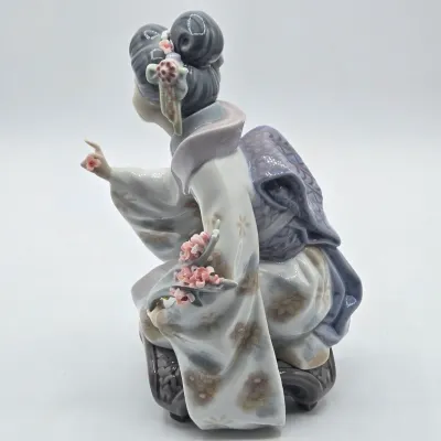 LOT 13L: Retired Lladró "Kiyoko" Geisha Figurine Sculpted by Salvador Debón and Produced in Spain