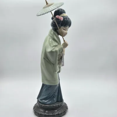 LOT 10L: Lladró "Oriental Spring" Porcelain Figurine
