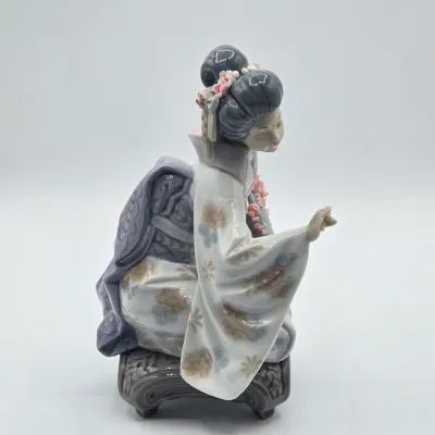 LOT 13L: Retired Lladró "Kiyoko" Geisha Figurine Sculpted by Salvador Debón and Produced in Spain