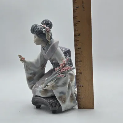 LOT 13L: Retired Lladró "Kiyoko" Geisha Figurine Sculpted by Salvador Debón and Produced in Spain
