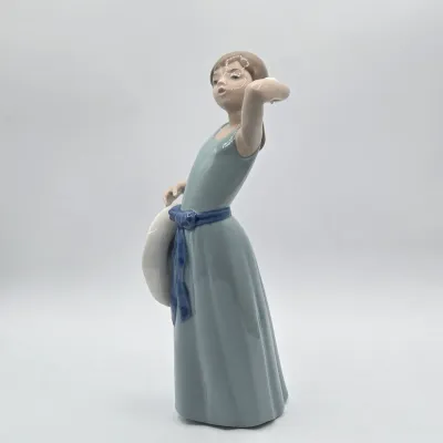 LOT 37L: Vintage Lladró "Prissy" Porcelain Figurine