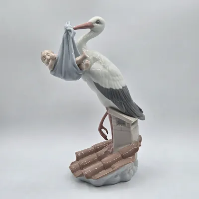 LOT 31L: Retired Porcelain Figurine Lladró "New Arrival"