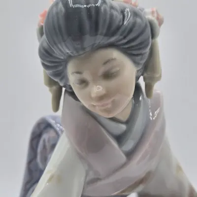 LOT 13L: Retired Lladró "Kiyoko" Geisha Figurine Sculpted by Salvador Debón and Produced in Spain