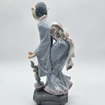 LOT 12L: Retired Lladró "Mayumi" Porcelain Figurine