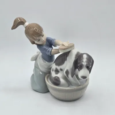LOT 23L: Retired Lladró Bashful Bather Porcelain Figurine