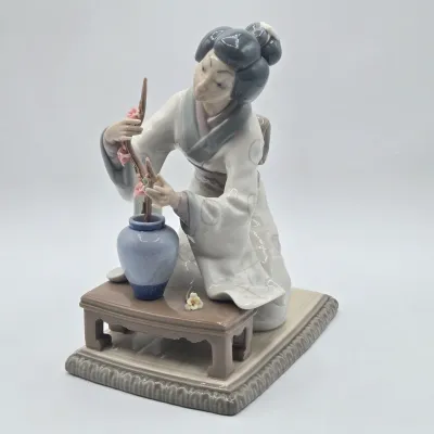 LOT 11L: Retired Lladró Porcelain Figurine Titled "Japanese Girl Decorating"
