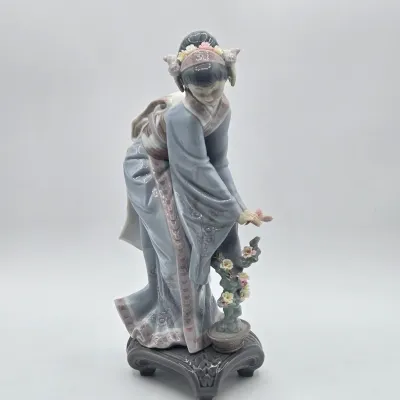 LOT 12L: Retired Lladró "Mayumi" Porcelain Figurine