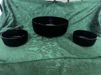 Sale Photo Thumbnail #637: VINTAGE INDIANA GLASS BLACK textured nesting bowl set. Features 1 large serving bowl and 2 matching smaller bowls. Textured bark-like exterior with smooth interior. Good condition with no visible chips or cracks.