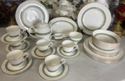 ROYAL DOULTON RONDELAY PATTERN PORCELAIN DENNER WARE