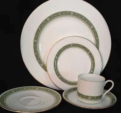 ROYAL DOULTON RONDELAY PATTERN PORCELAIN DENNER WARE