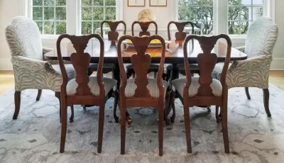 MAITLAND SMITH QUEEN ANNE MAHOGANY DINING TABLE TO SEAT UP TO 10 WITH PAD AND TWO UPHOLSTERED ART CHAIRS AND 6 MAHOGANY FIDDLE BACK SIDE...