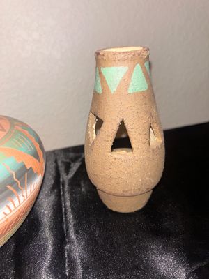 CENTER POTTERY PIECE BY NAVAJO ARTIST SHAWN WILLIAMS AND ACCOMPANYING CANDLE. HOLDERS