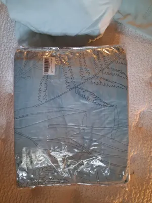 NEW QUEEN SIZE DAISY HAUNG COMFORTER W/ SHEETS