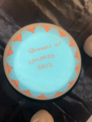 CENTER POTTERY PIECE BY NAVAJO ARTIST SHAWN WILLIAMS AND ACCOMPANYING CANDLE. HOLDERS