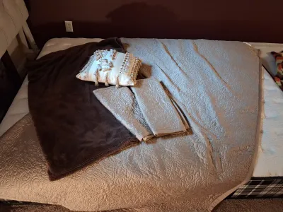 ROYAL VELVET TAN QUEEN SIZE COMFORTER W/ PLUSH BROWN THROW