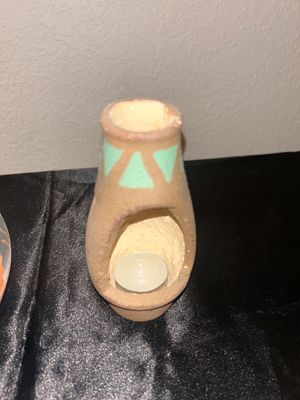 CENTER POTTERY PIECE BY NAVAJO ARTIST SHAWN WILLIAMS AND ACCOMPANYING CANDLE. HOLDERS