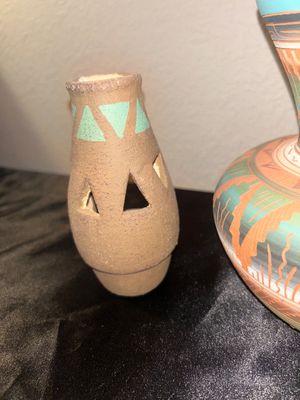 CENTER POTTERY PIECE BY NAVAJO ARTIST SHAWN WILLIAMS AND ACCOMPANYING CANDLE. HOLDERS