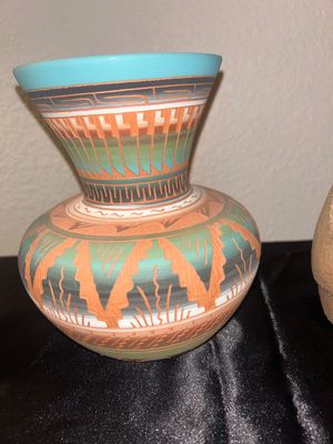 CENTER POTTERY PIECE BY NAVAJO ARTIST SHAWN WILLIAMS AND ACCOMPANYING CANDLE. HOLDERS