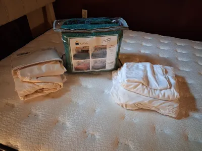 NEW MARCIELO QUEEN SIZE COMFORTER W/SHEETS