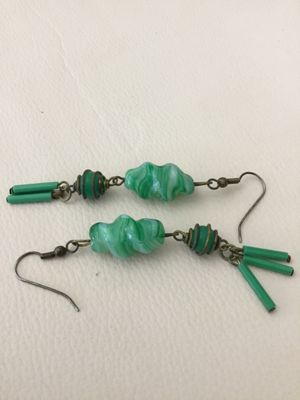 Unbranded vintage green swirl art glass dangle earrings
