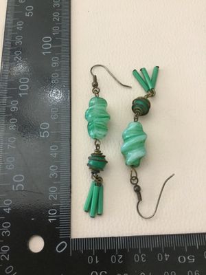Unbranded vintage green swirl art glass dangle earrings