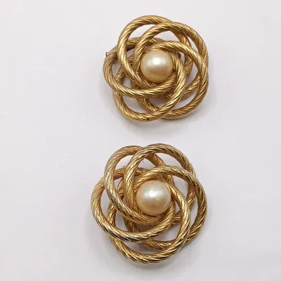 LOT 109: Set of (7) Vintage Brooches - Lisner, Anson & More