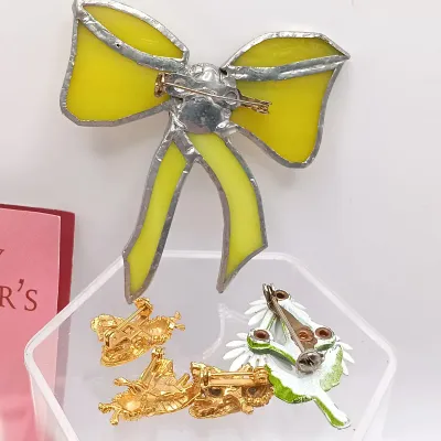 LOT 113: Set of (19) Vintage and Contemporary Brooches