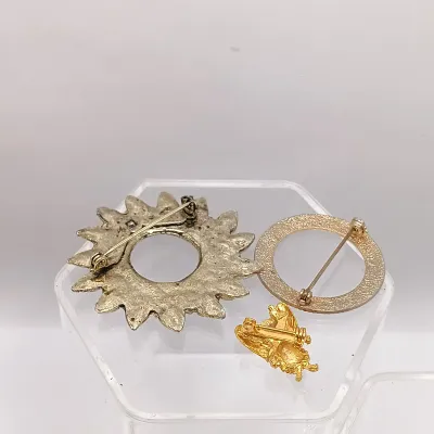 LOT 113: Set of (19) Vintage and Contemporary Brooches