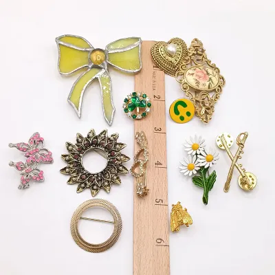 LOT 113: Set of (19) Vintage and Contemporary Brooches