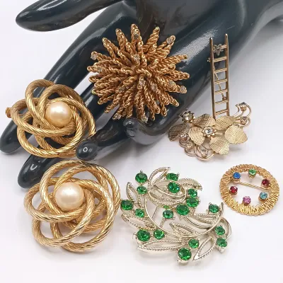 LOT 109: Set of (7) Vintage Brooches - Lisner, Anson & More