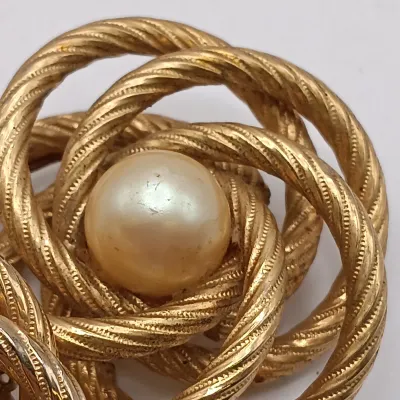 LOT 109: Set of (7) Vintage Brooches - Lisner, Anson & More