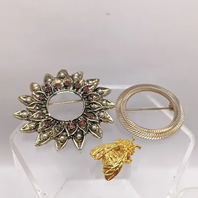 LOT 113: Set of (19) Vintage and Contemporary Brooches